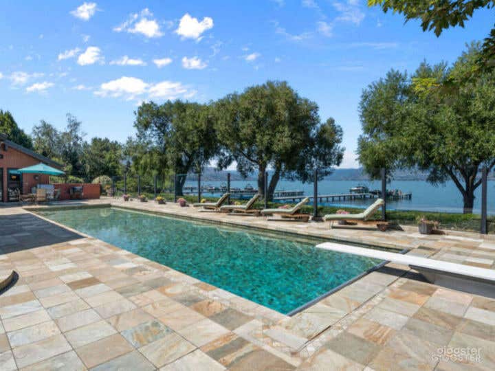 Waterfront pool Photo 2