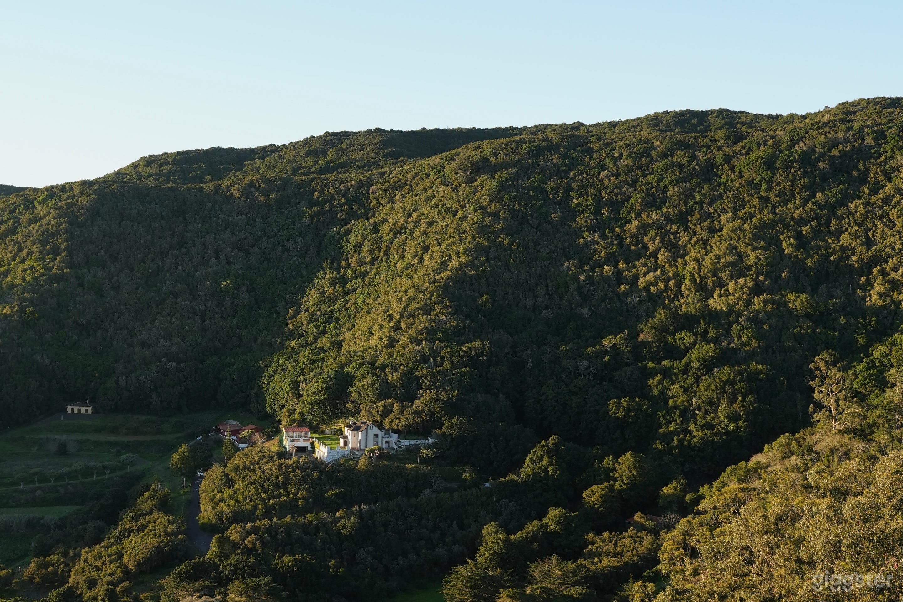Villa del Bosque Oculto con Vistas Épicas a Montañas Volcánicas Foto 1