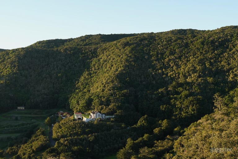  Villa del Bosque Oculto con Vistas Épicas a Montañas Volcánicas 
