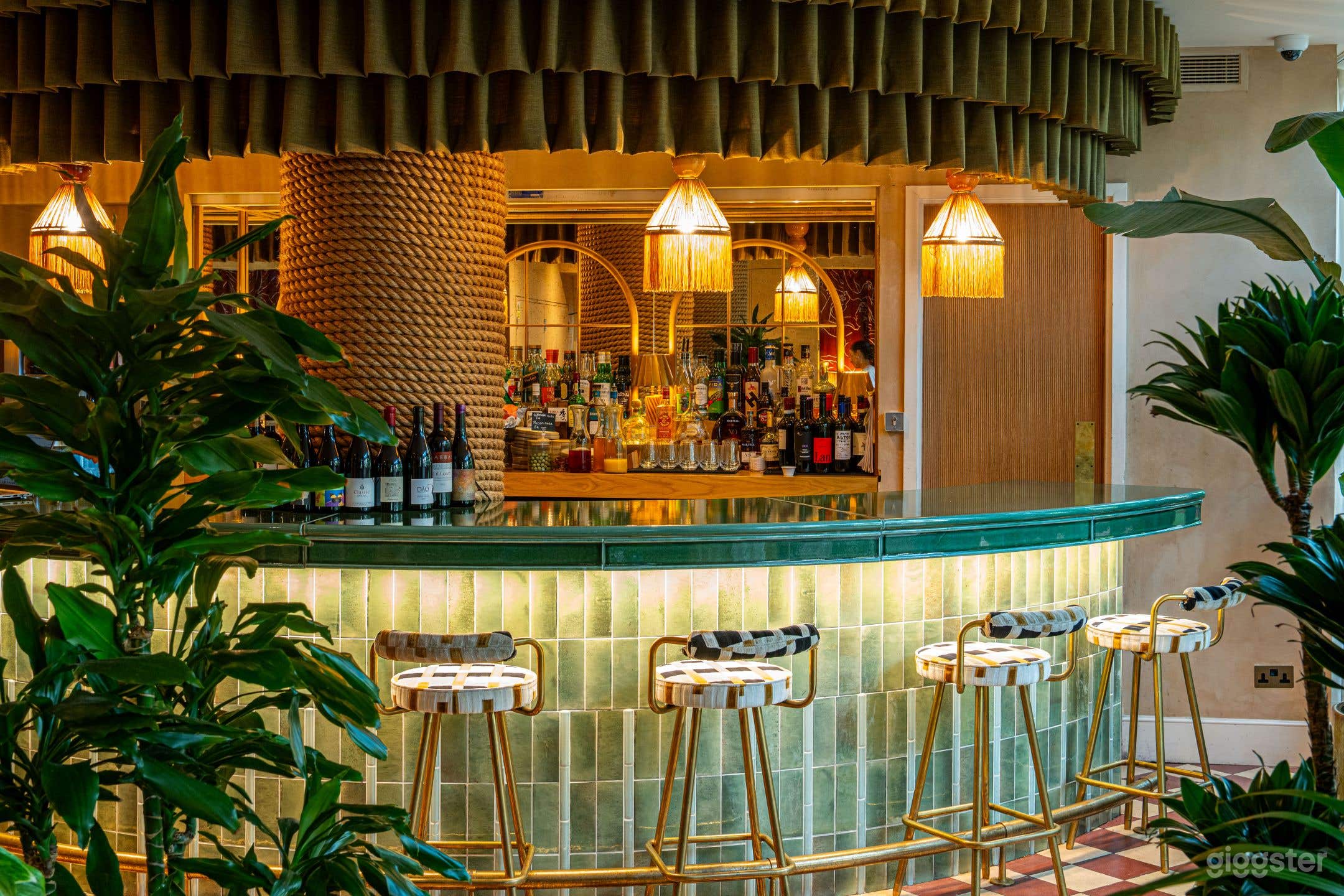 Stylish Event Space with Natural Light for Creative Events Photo 2