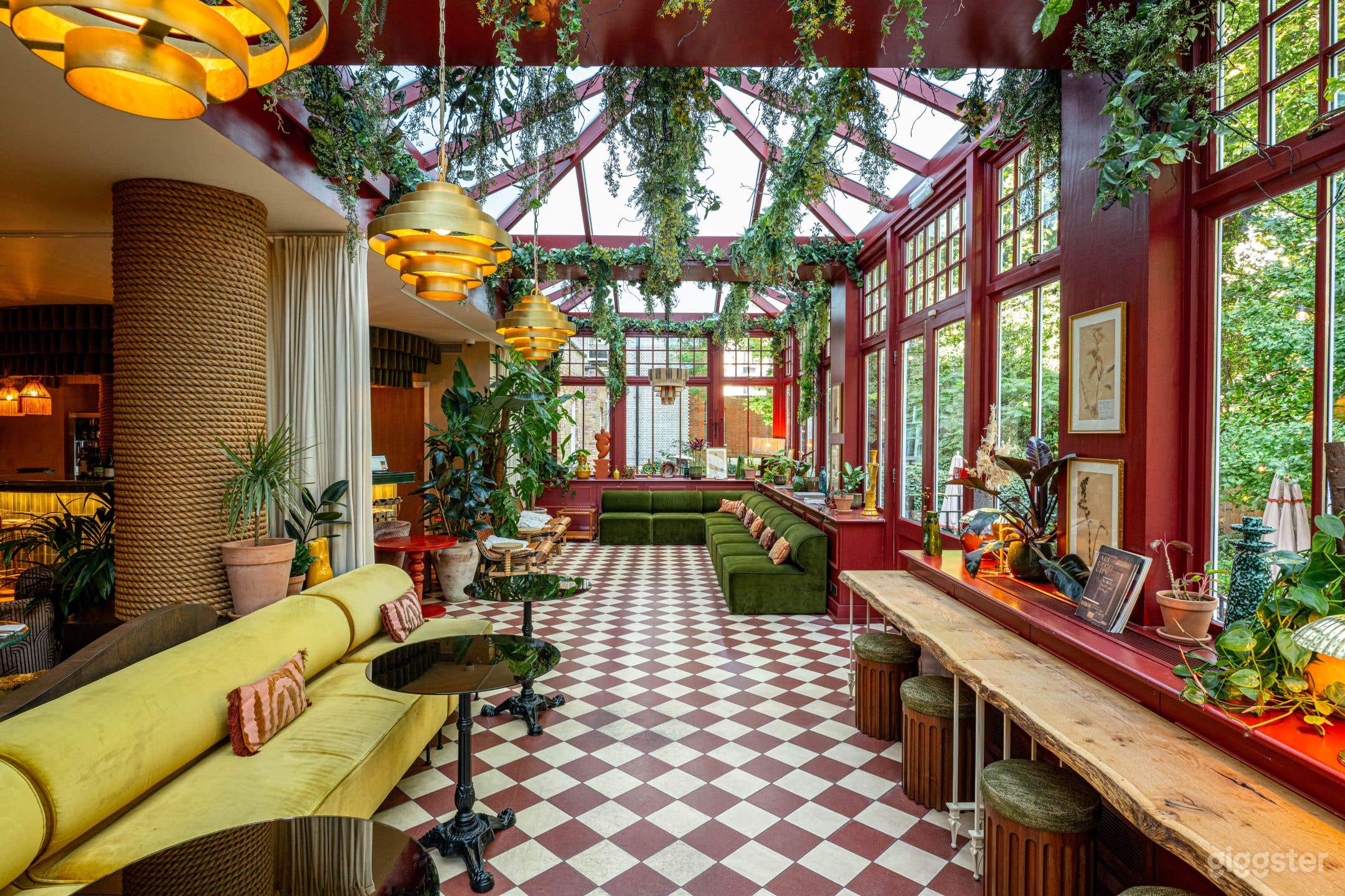 Stylish Event Space with Natural Light for Creative Events Photo 1