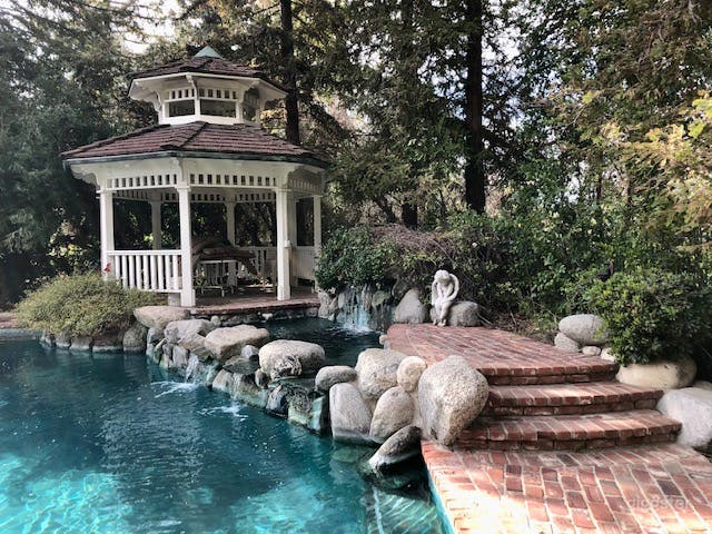 Traditional Cape Cod Ranch Photo 3