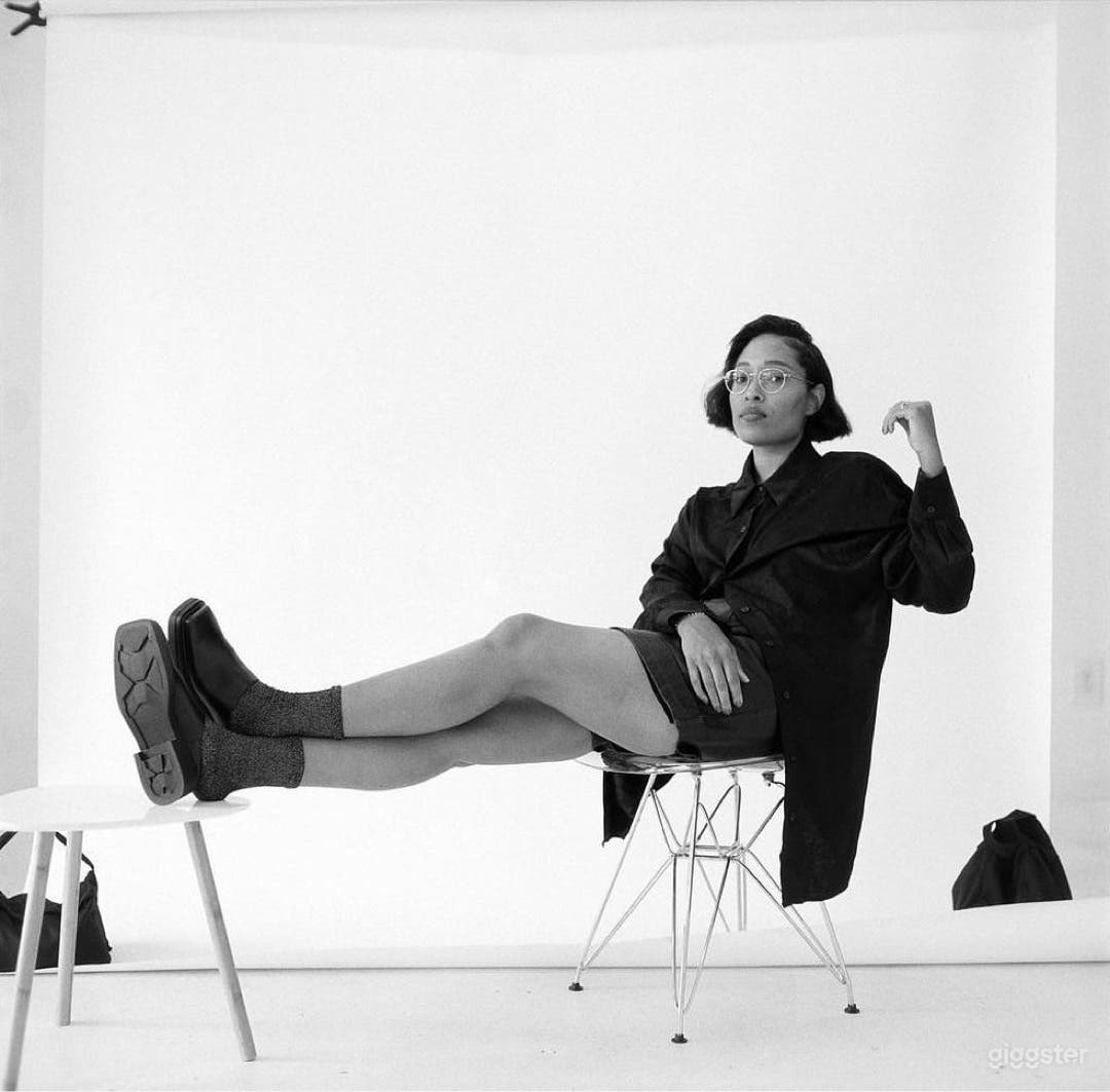 White Studio with Natural Light in Midtown  Photo 3