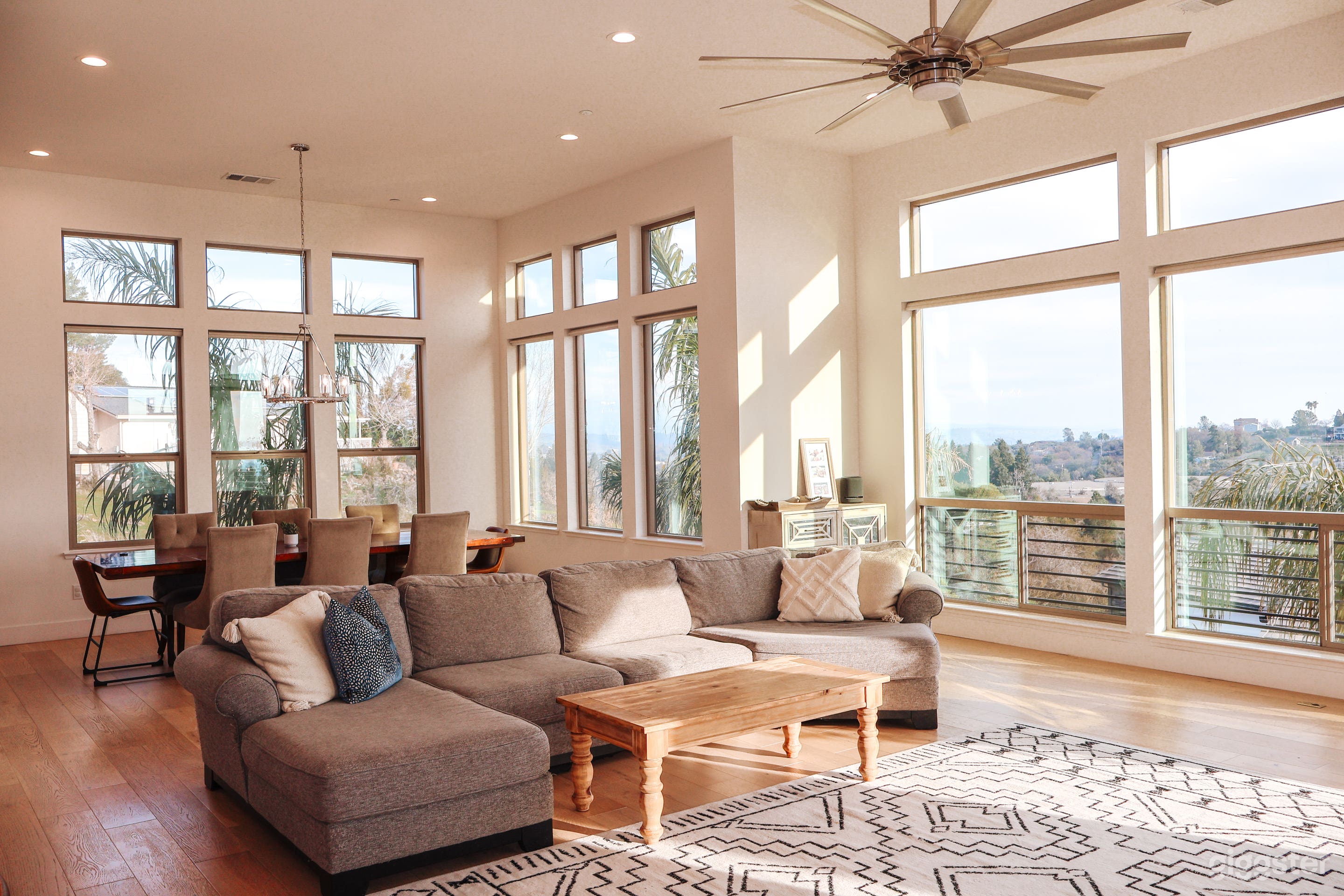 Modern Luxury with Stunning View Photo 1