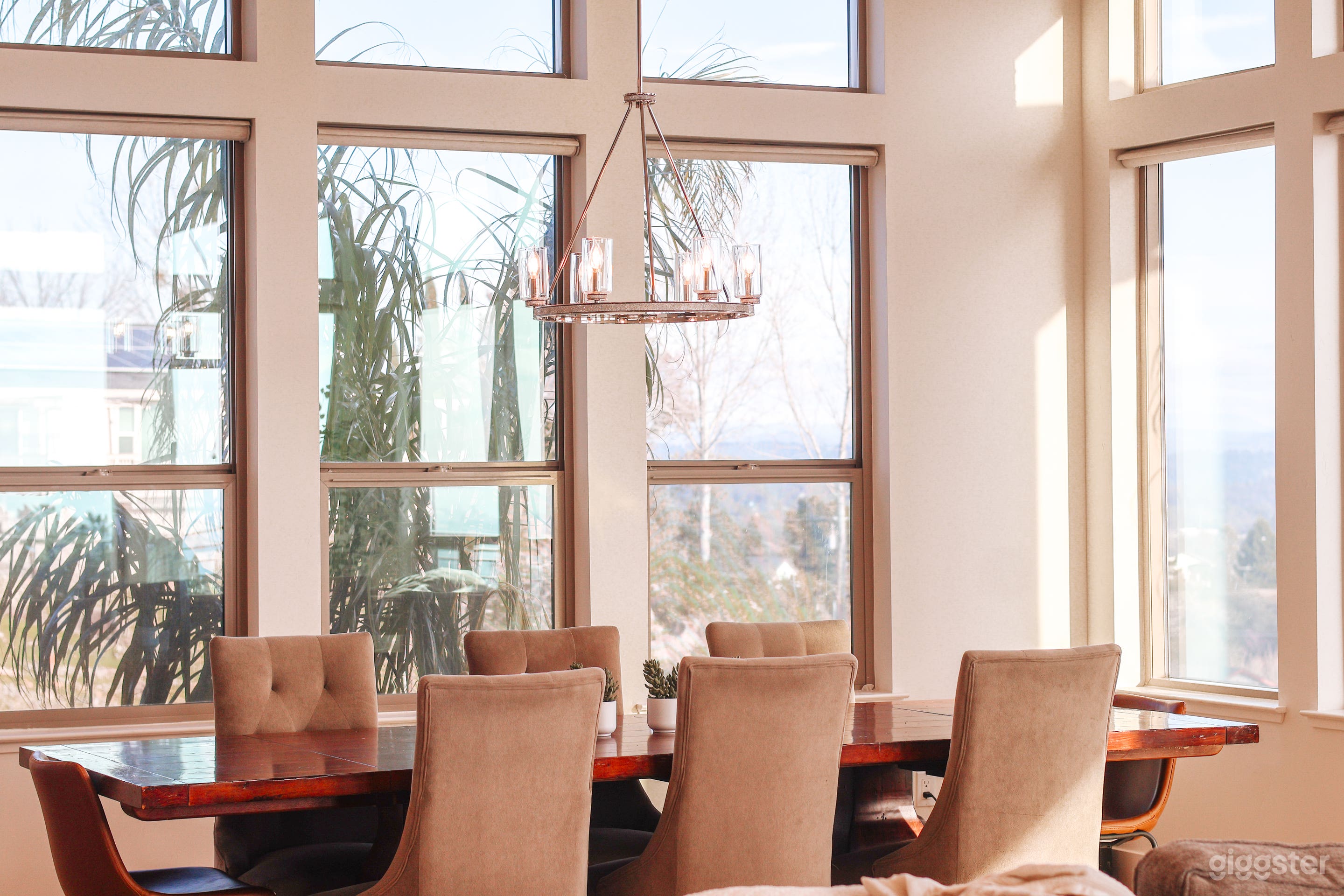 Modern Luxury with Stunning View Photo 4