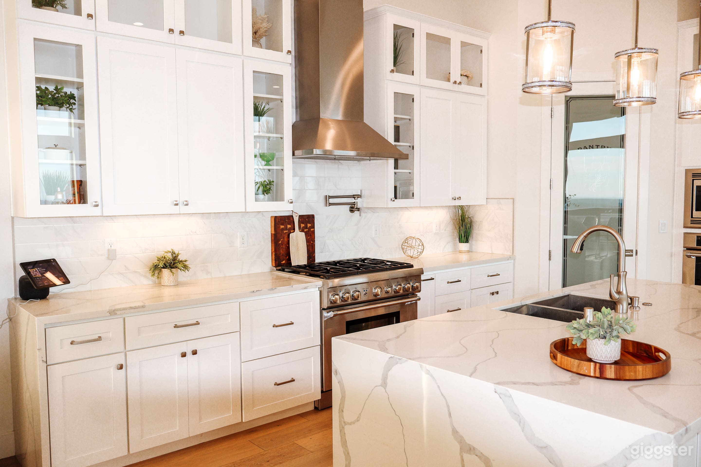 Modern Luxury with Stunning View Photo 3