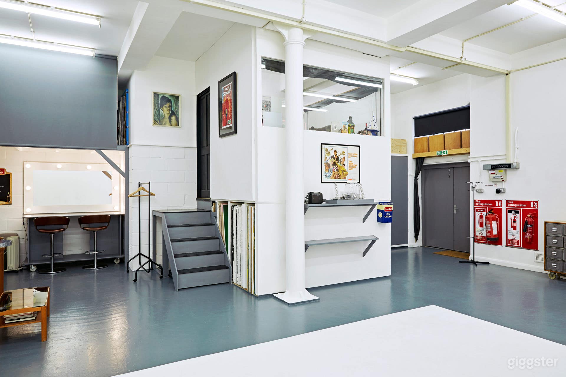 Versatile Boutique Studio with White Infinity Cove Photo 4