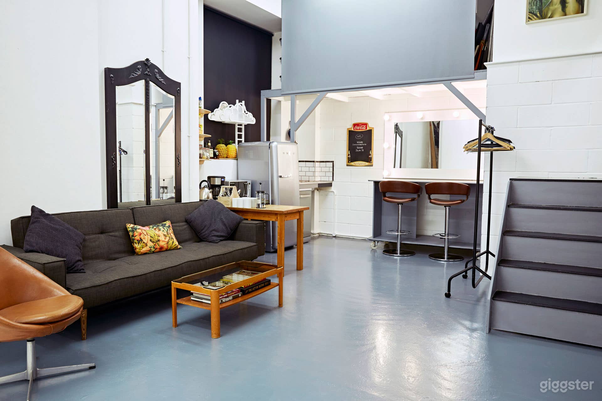 Versatile Boutique Studio with White Infinity Cove Photo 3