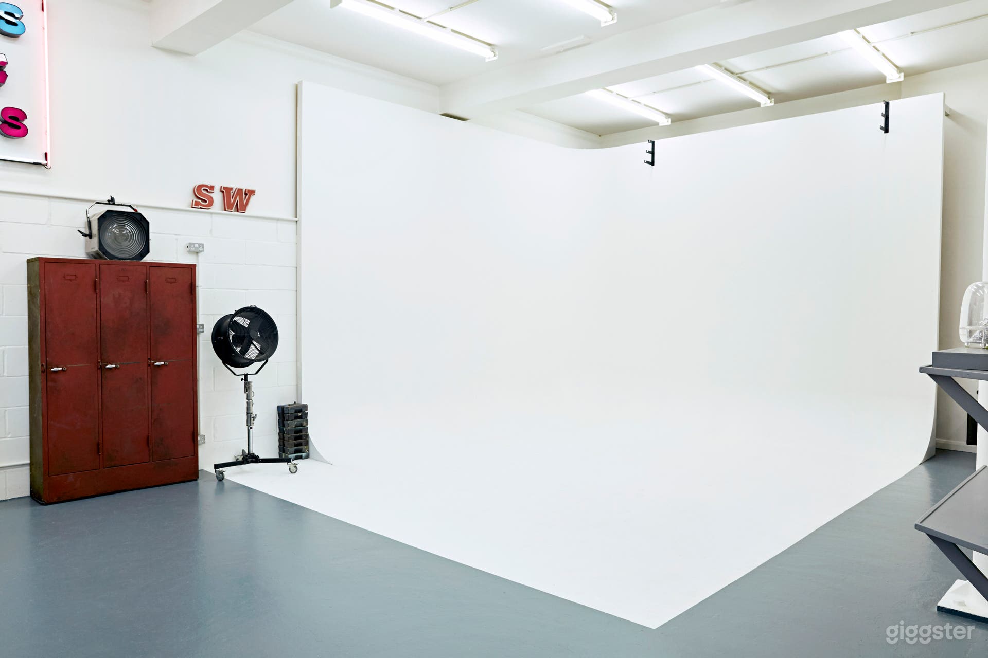 Versatile Boutique Studio with White Infinity Cove Photo 2