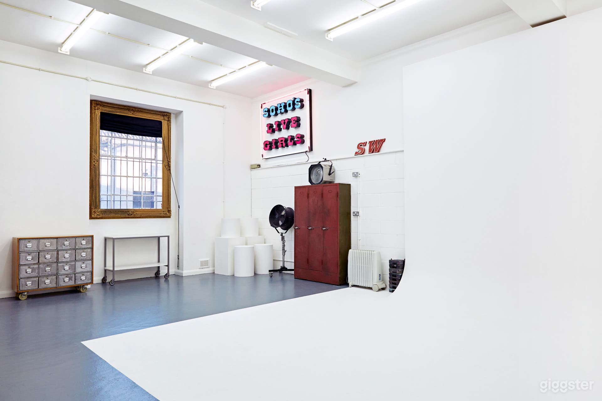 Versatile Boutique Studio with White Infinity Cove Photo 1