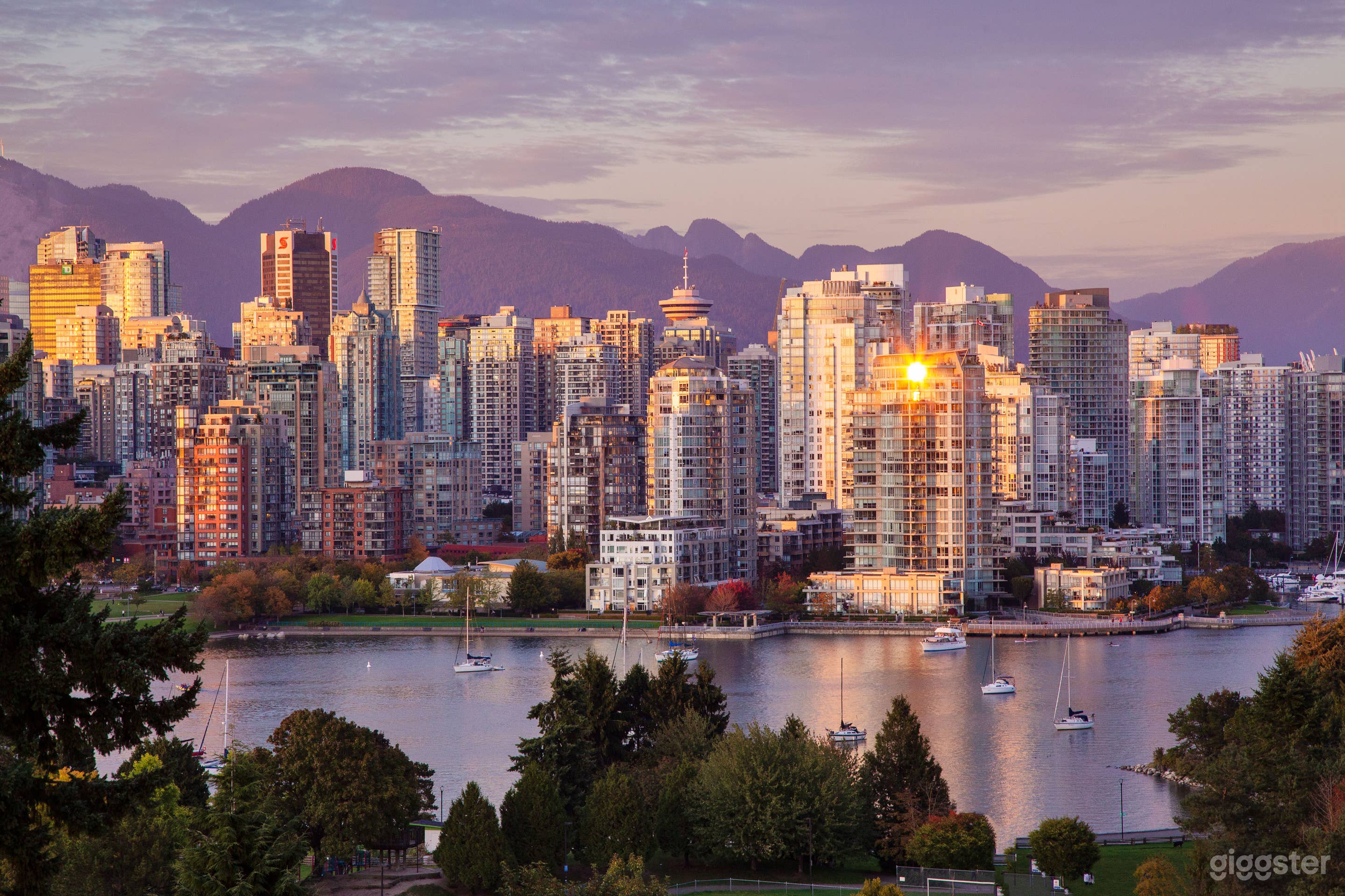 Bright Luxury Townhome W Mtn City Views Photo 1