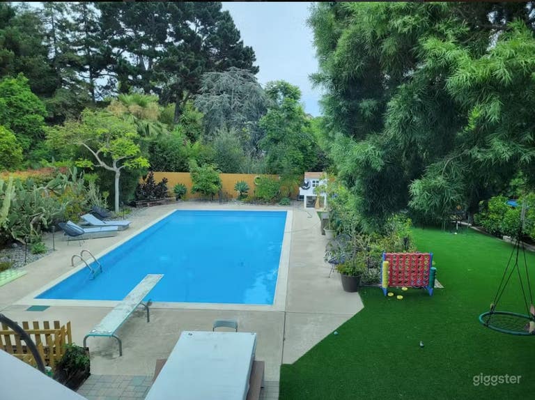   Vinyl-lined pool with Diving board 