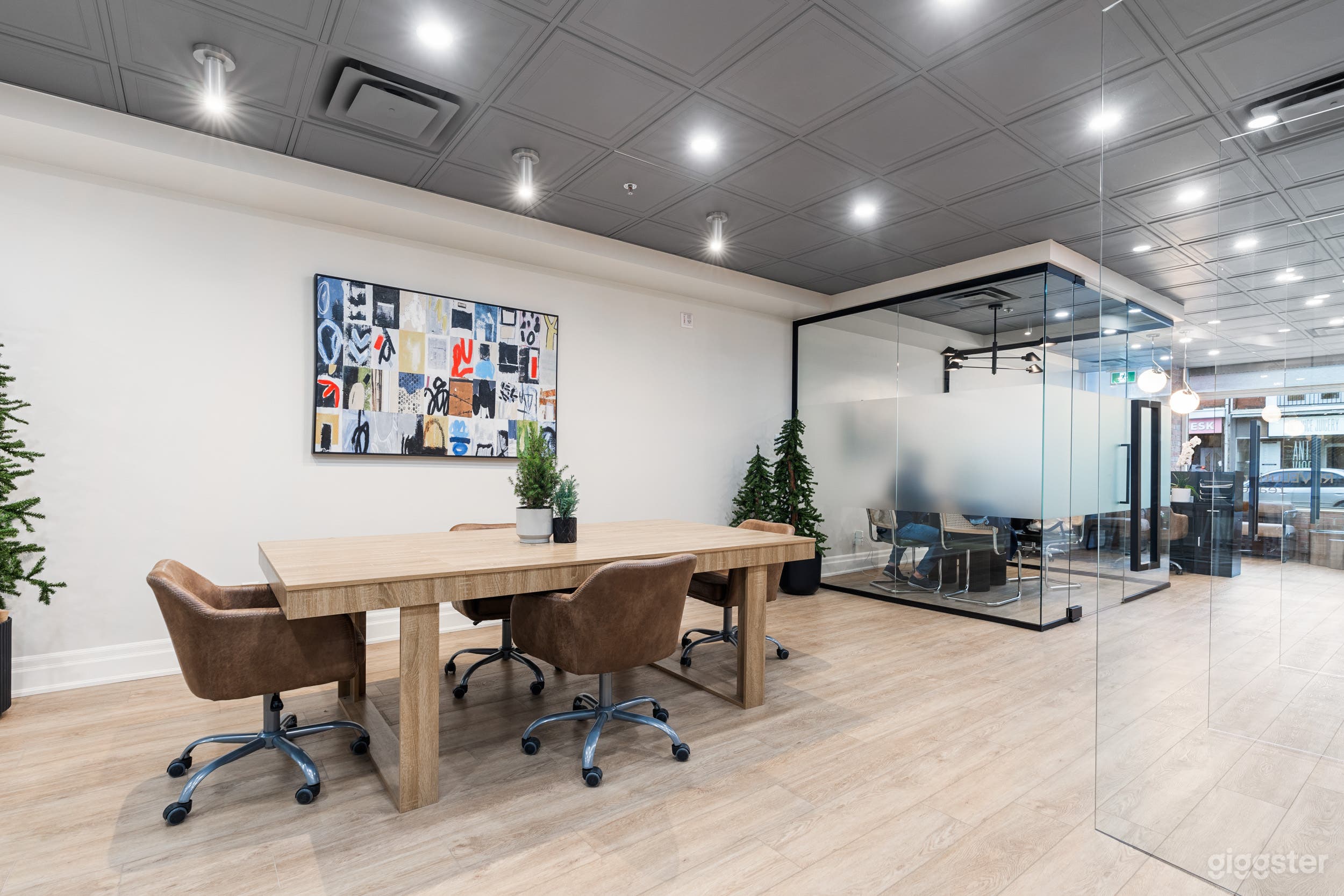 Elegant Modern Office for Shoots &amp; Meetings Photo 1