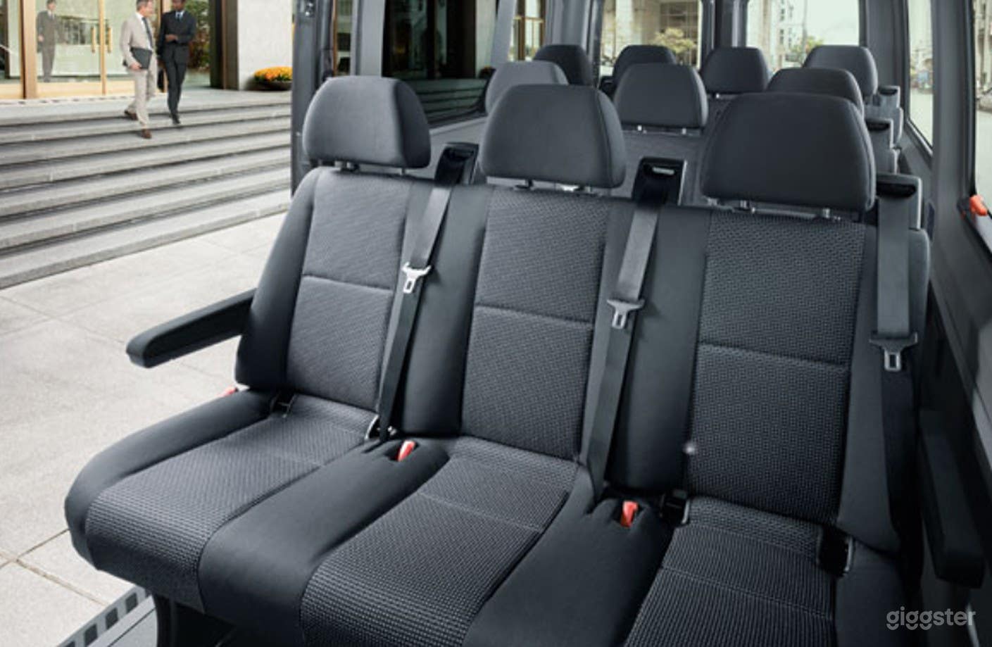 Spacious &amp; Comfortable 14-Passenger SUV  Photo 4