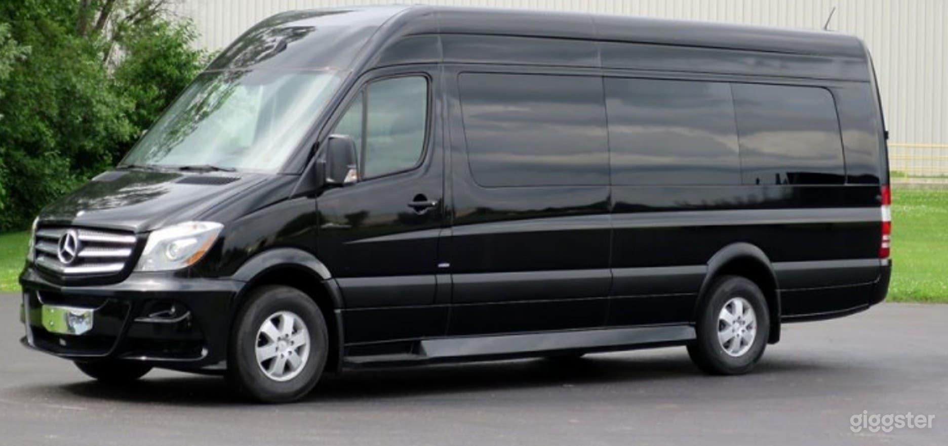 Spacious &amp; Comfortable 14-Passenger SUV  Photo 2