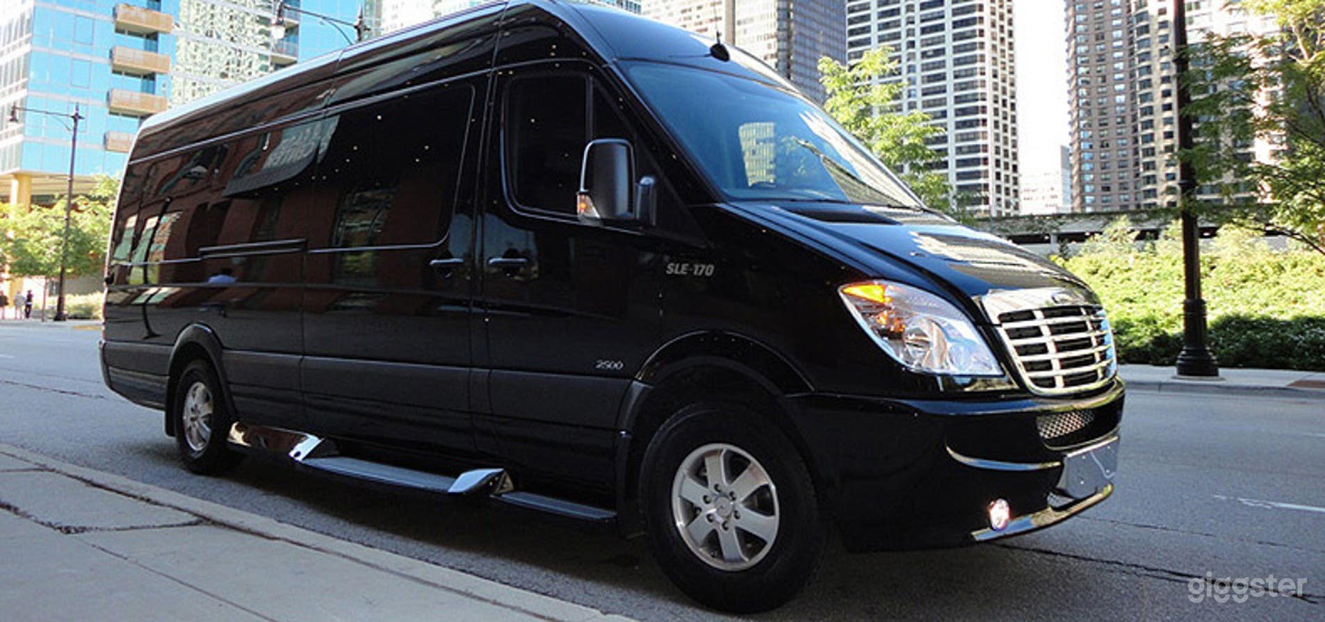 Spacious &amp; Comfortable 14-Passenger SUV  Photo 1