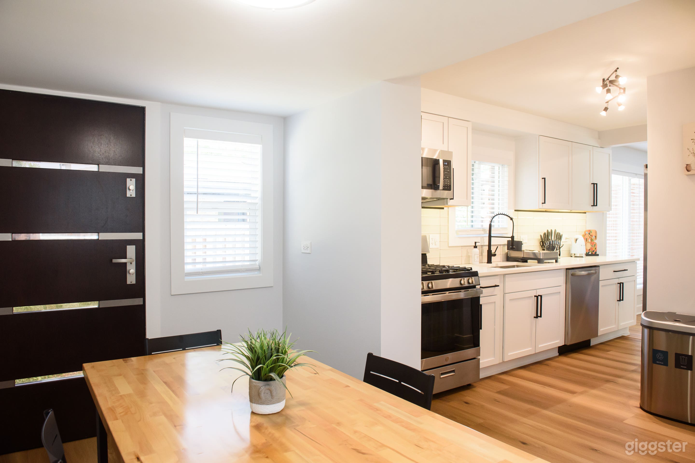 Newly renovated cozy ranch in Arlington Hts Photo 2