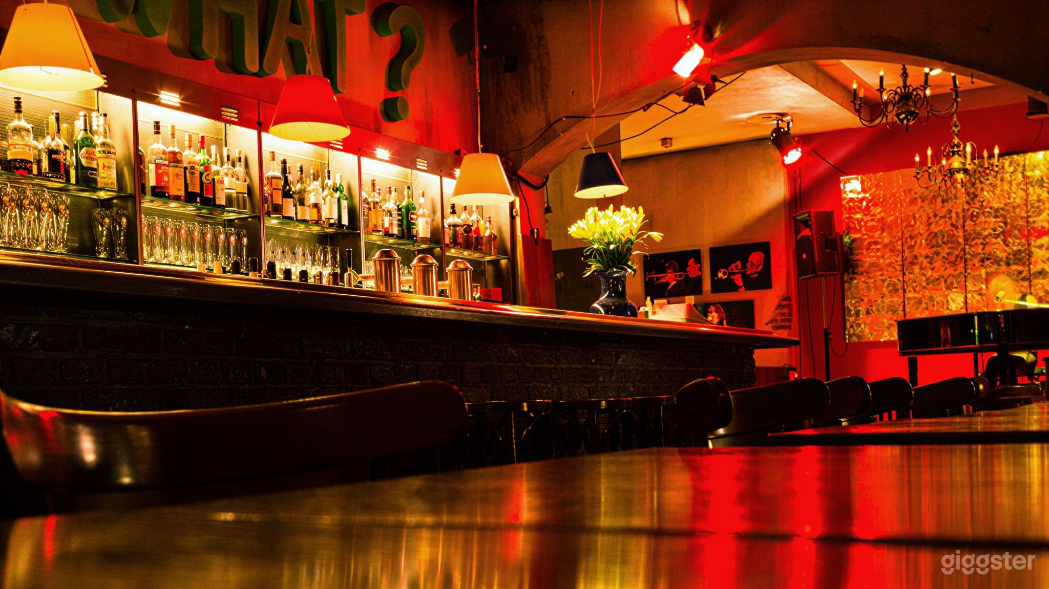 Gemütliche Jazzbar mit Bühne Foto 2