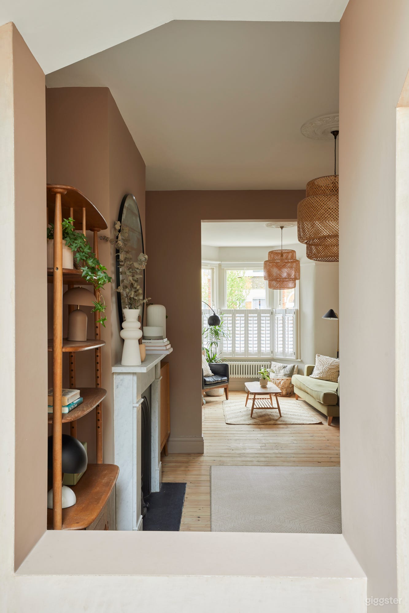 Modern, stylish, light, colourful east london home Photo 4