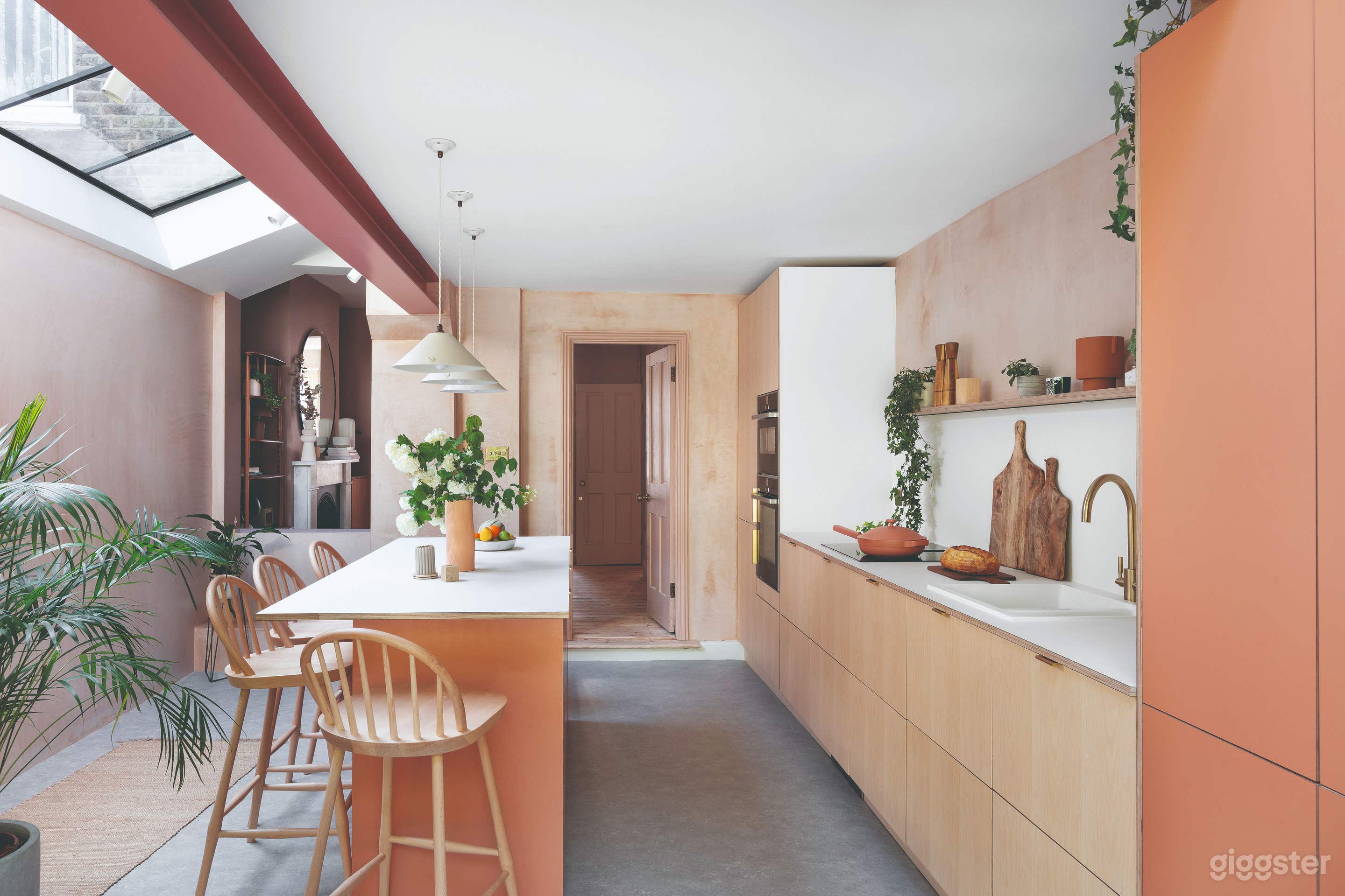 Modern, stylish, light, colourful east london home Photo 1