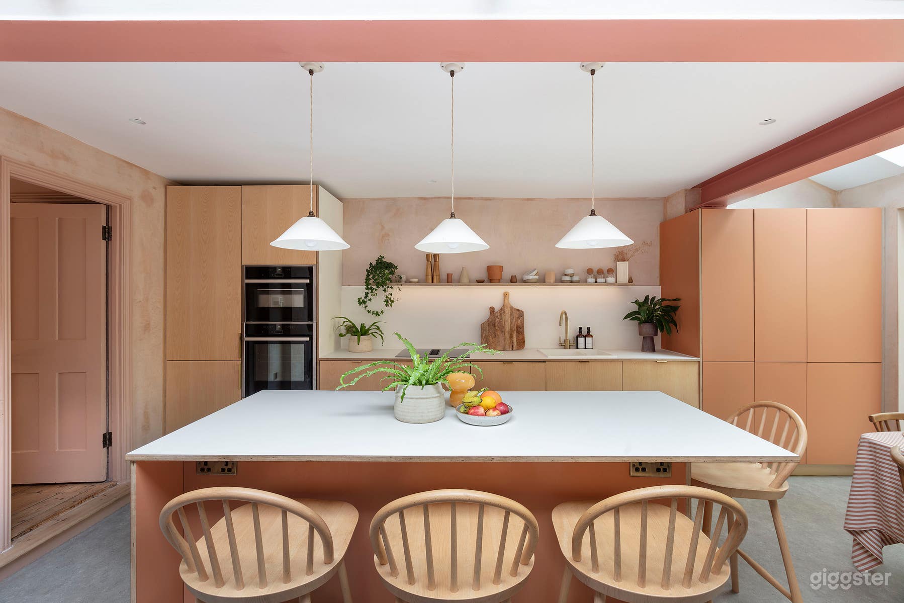 Modern, stylish, light, colourful east london home Photo 1