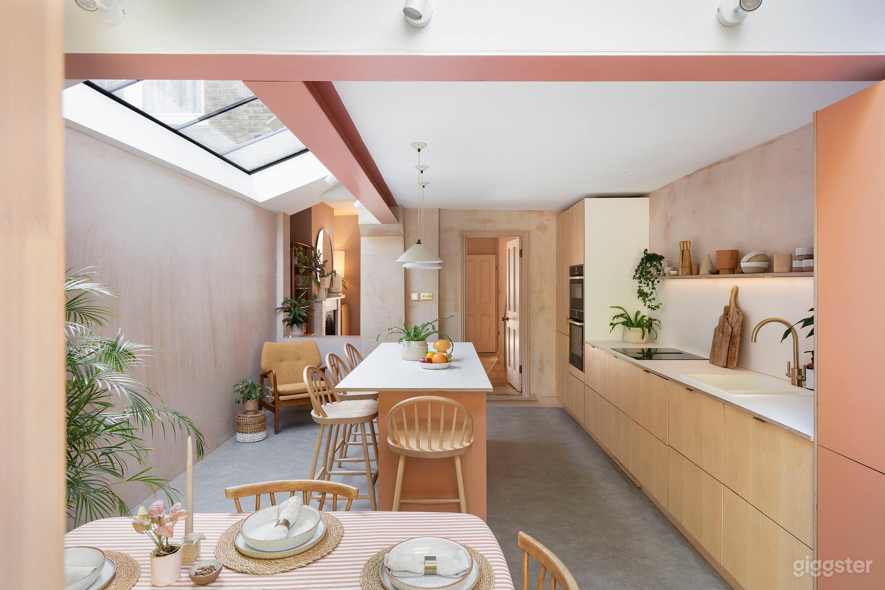 Modern, stylish, light, colourful east london home Photo 3