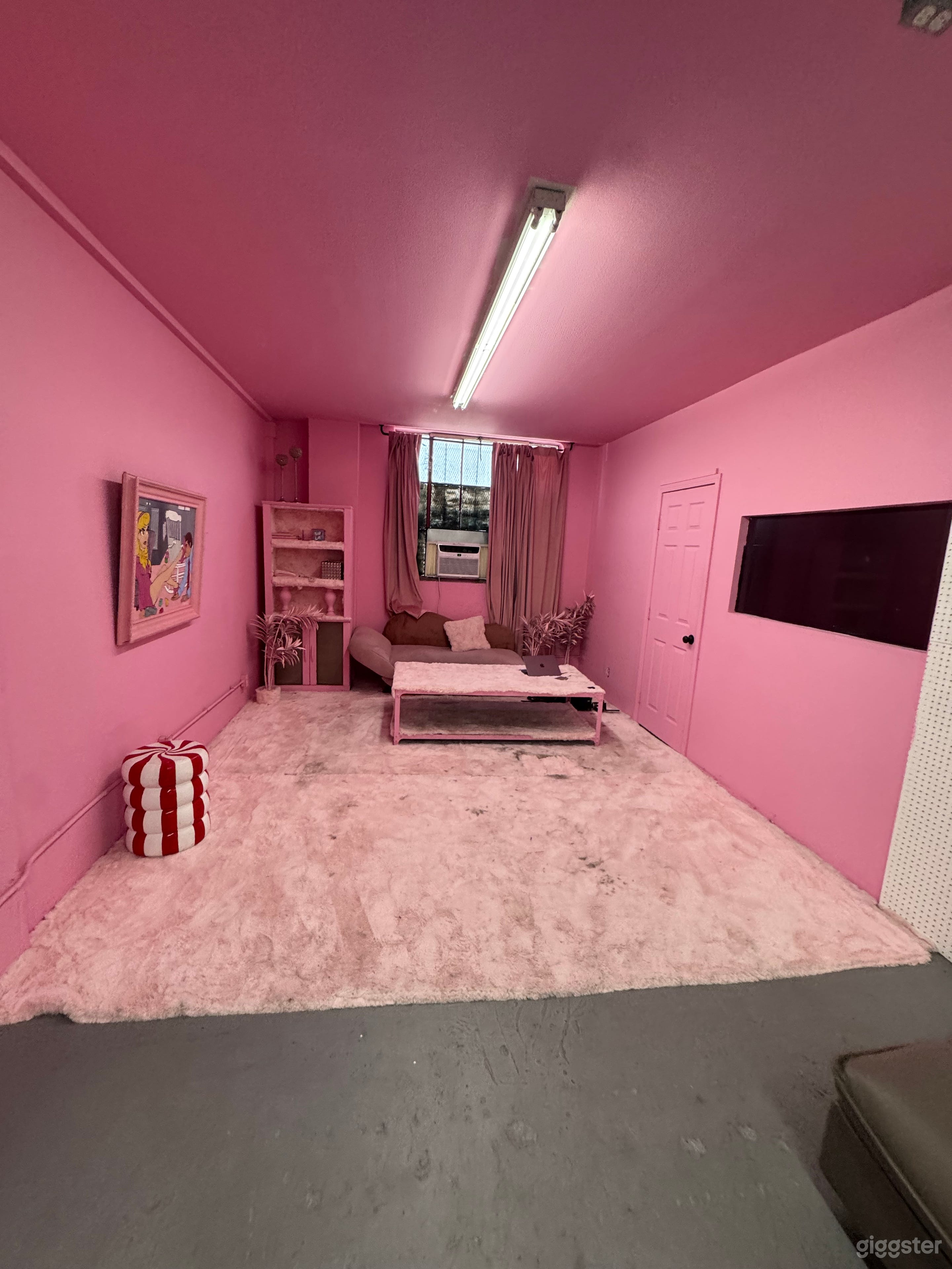 Multi Set Production Studio, 90s Bedroom Etc + FREE PARKING  Photo 3