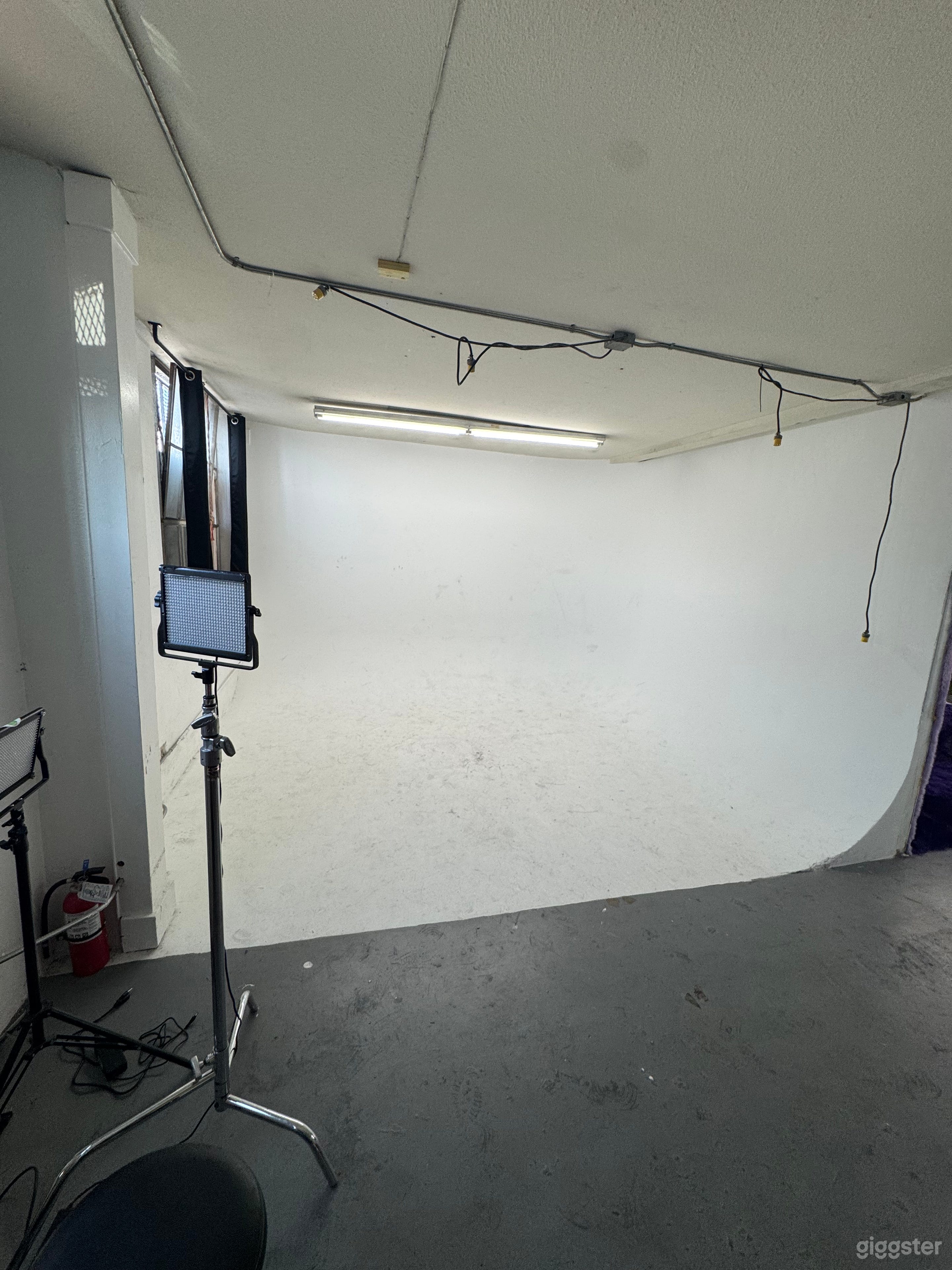 Multi Set Production Studio, 90s Bedroom Etc + FREE PARKING  Photo 4