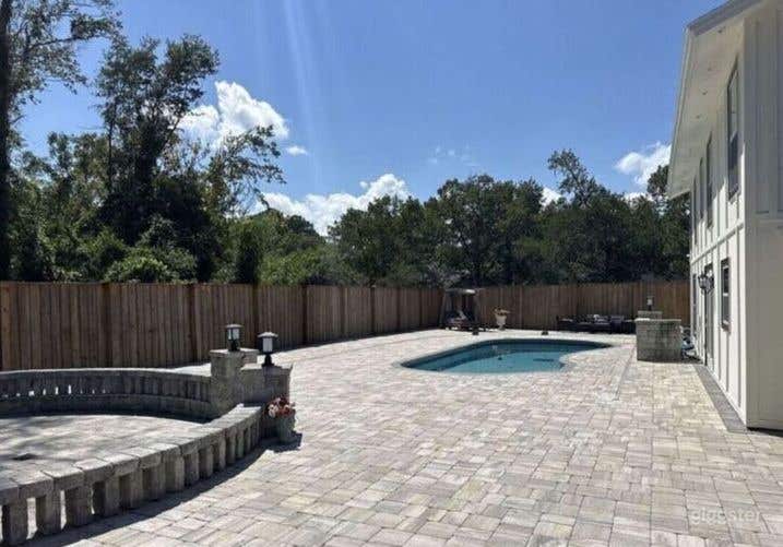  European-Style Outdoor Oasis Swimming Pool 