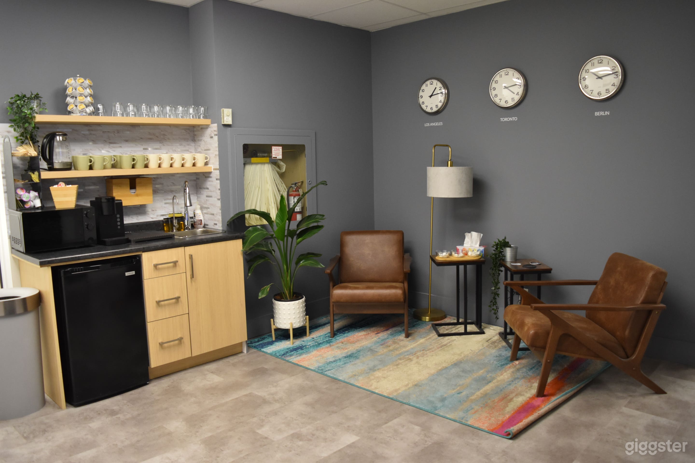 180 SQFT Small Office in King East Photo 4