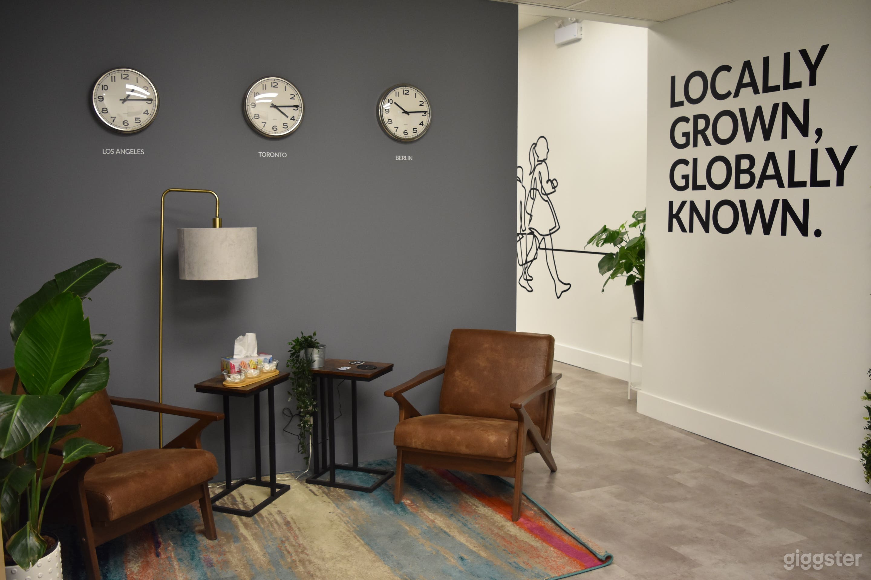 180 SQFT Small Office in King East Photo 3