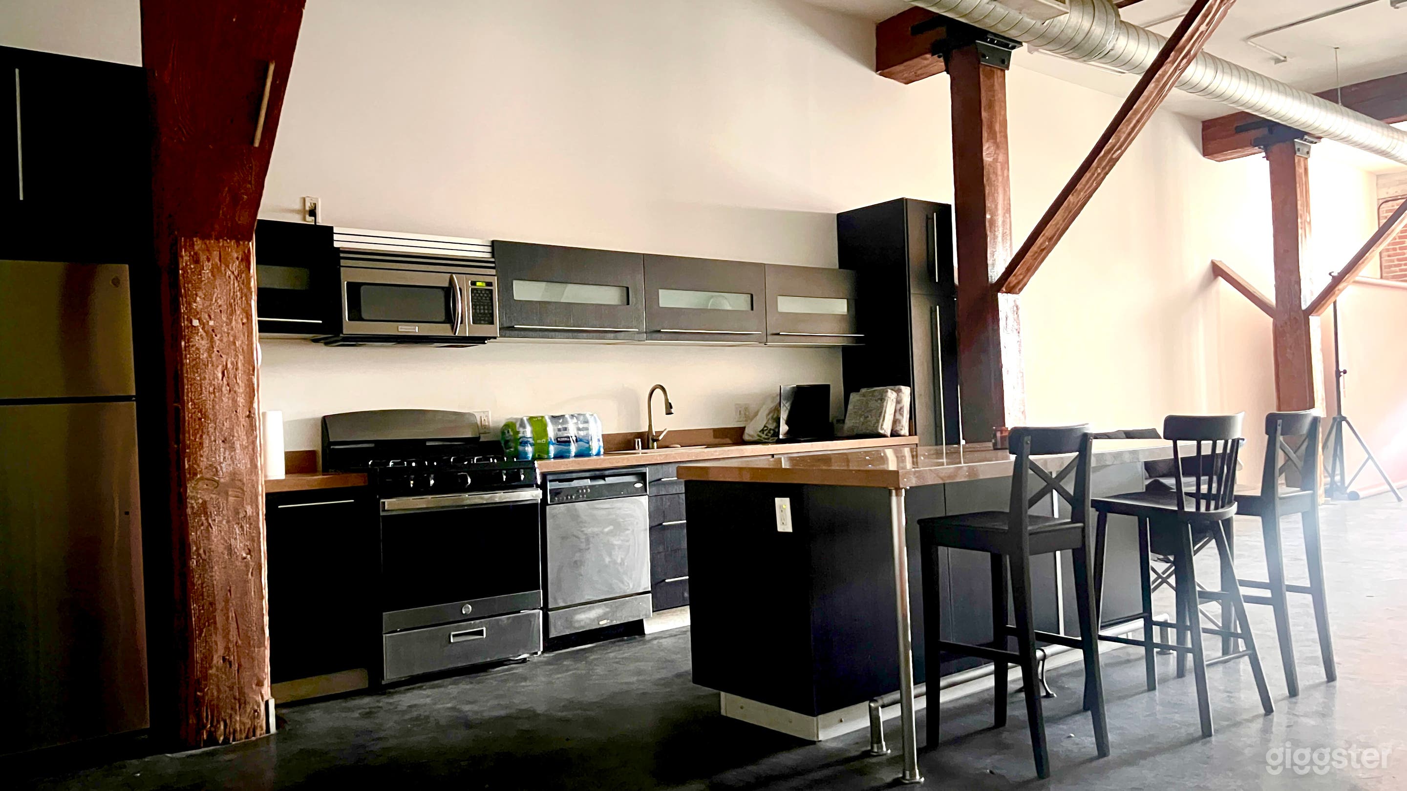 Creative Content Pop-Up Loft w/ Full Kitchen + Street View Photo 4