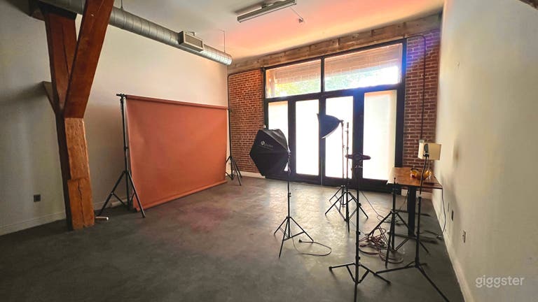  Creative Content Pop-Up Studio w/ Full Kitchen + Storefront 