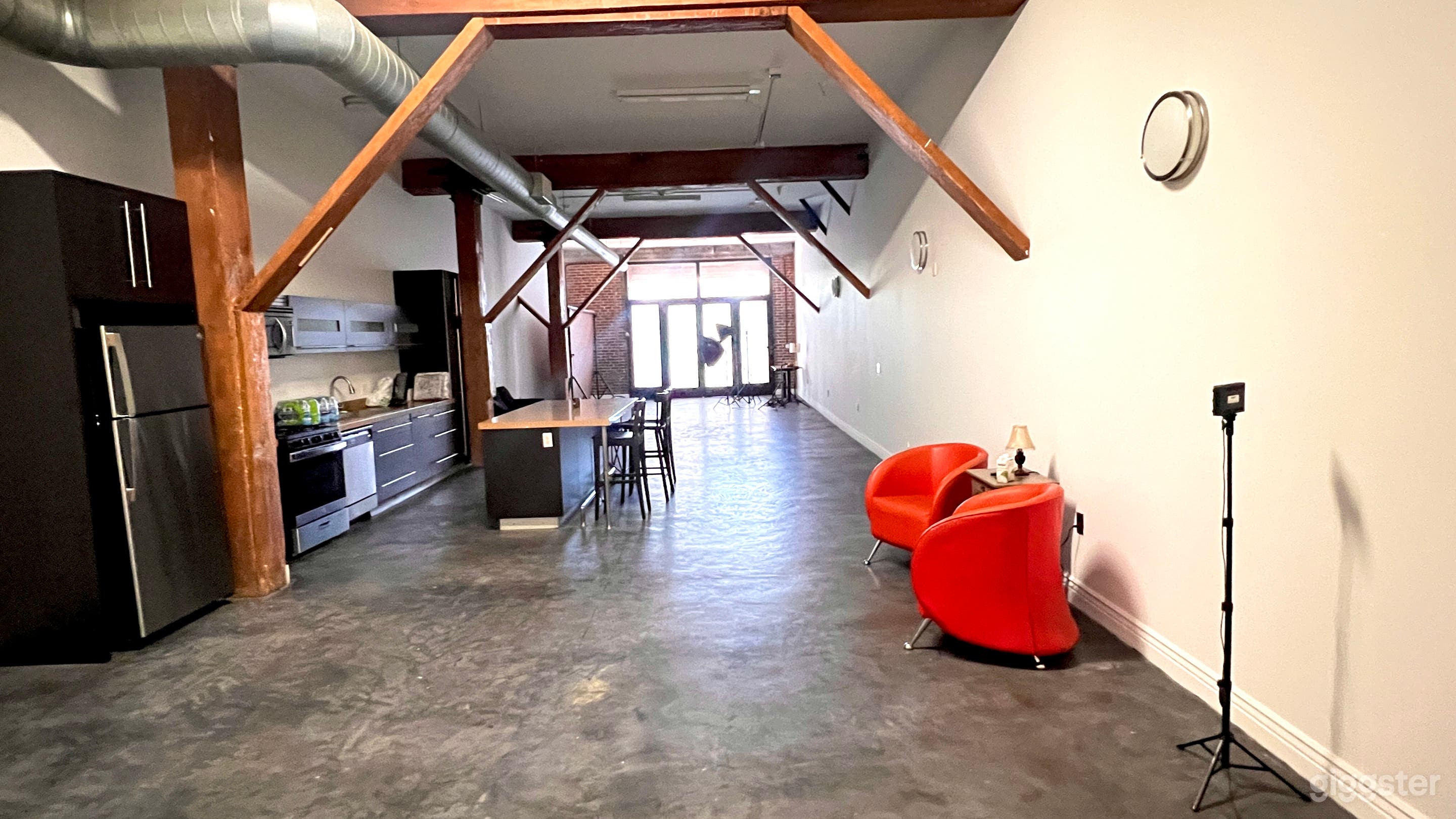 Creative Content Pop-Up Loft w/ Full Kitchen + Street View Photo 3