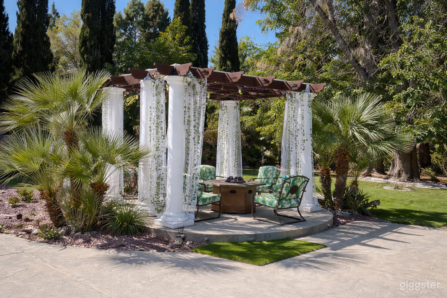 Private, Luxurious Pool for Film & Photo Shoots Photo 4