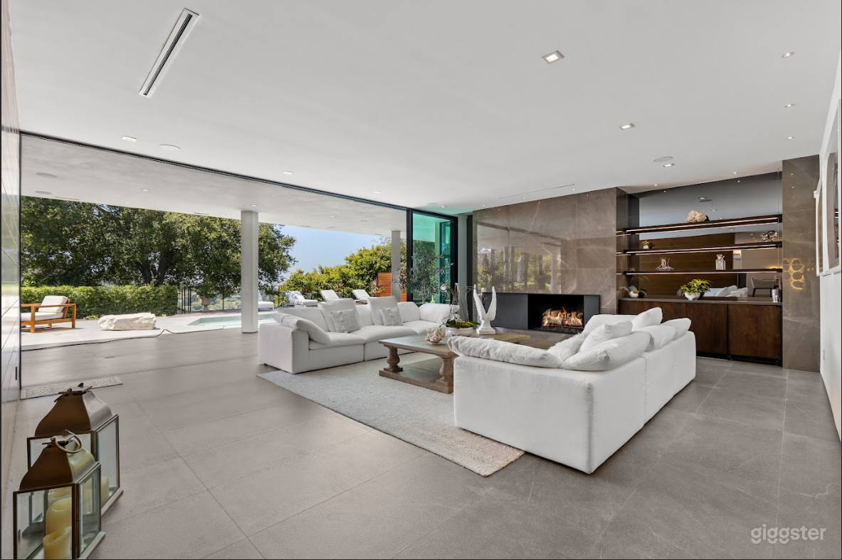 Stunning, Iconic Beverly Hills Estate Photo 3