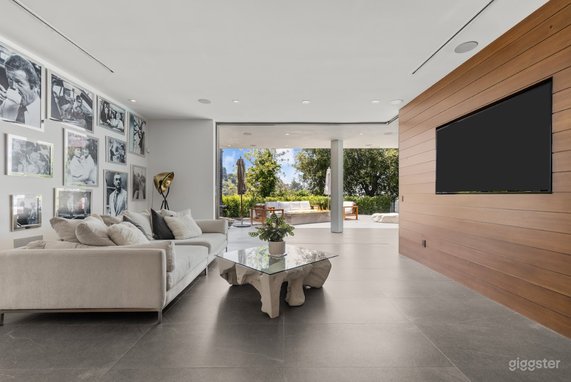 Stunning, Iconic Beverly Hills Estate Photo 4