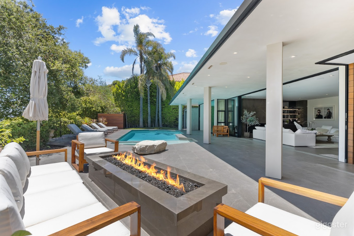 Stunning, Iconic Beverly Hills Estate Photo 2