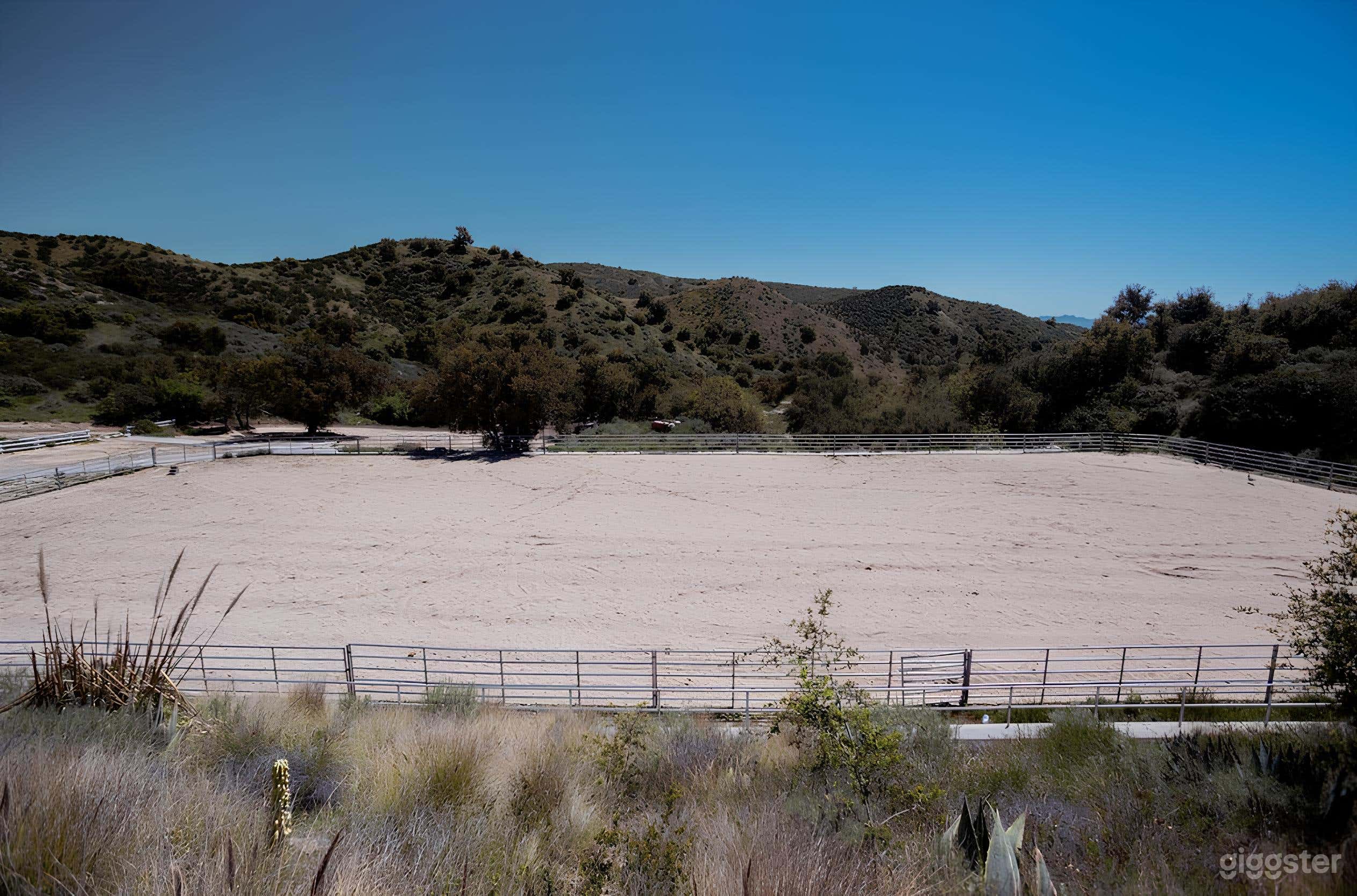 Grand Horse arena, private 400 acres Ranch Photo 2