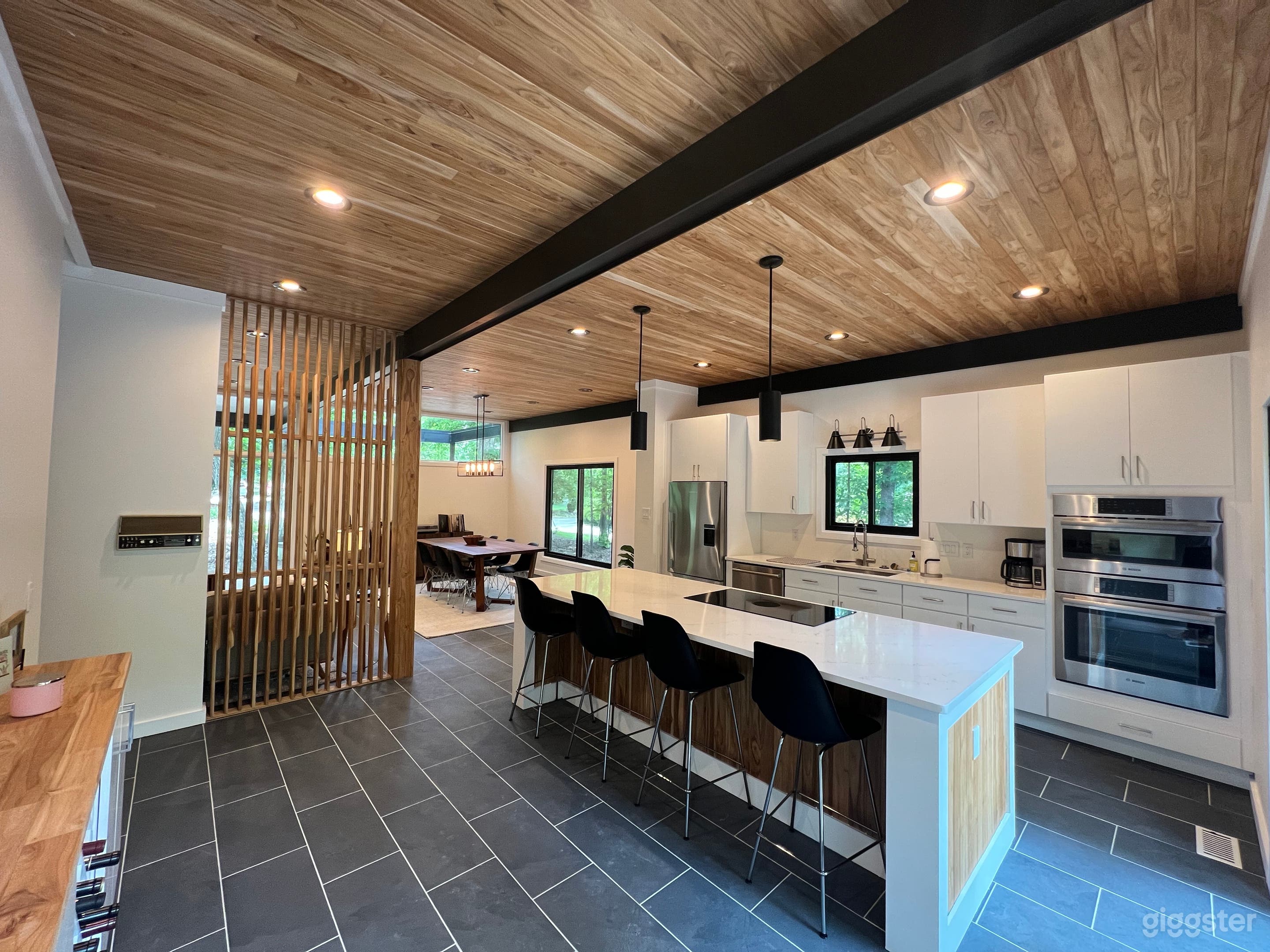 Mid-century modern home w/beautiful wood features  Photo 4