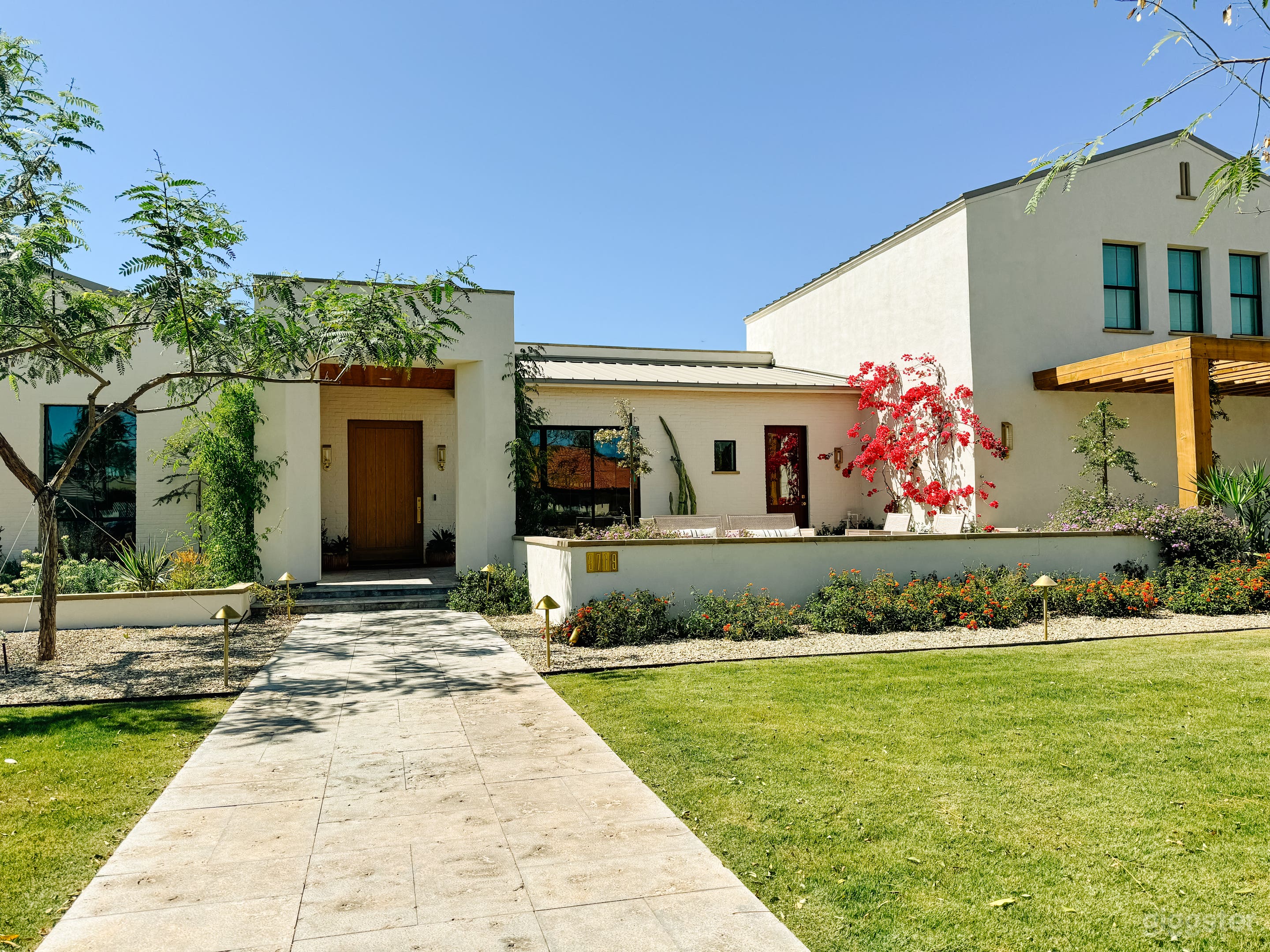 Warm Modern Home with Lush Landscaped Yard Photo 4