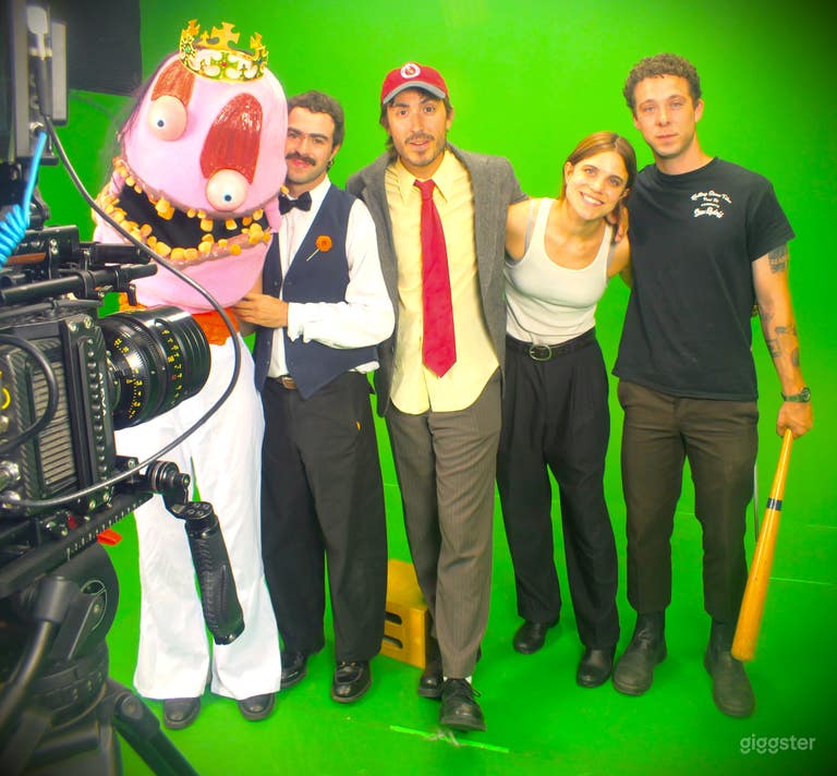  Pre-Lit, Sound-Proof, Studio-Sound Stage - Green Screen Cyc 