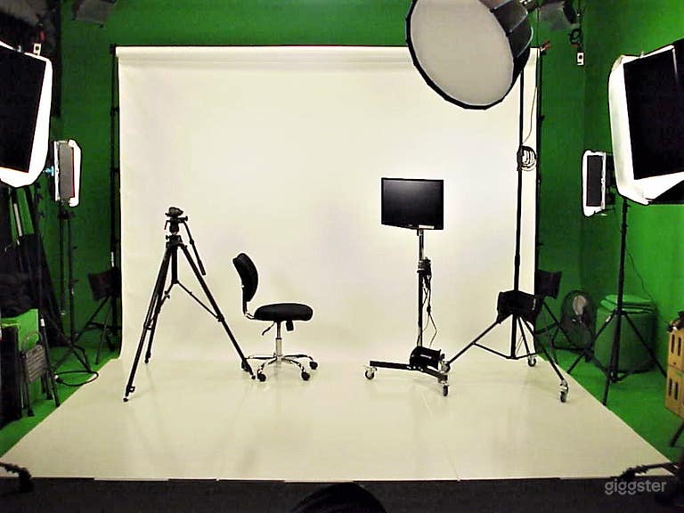  Pre-Lit Sound-Proof Green Screen Studio in Sunland 