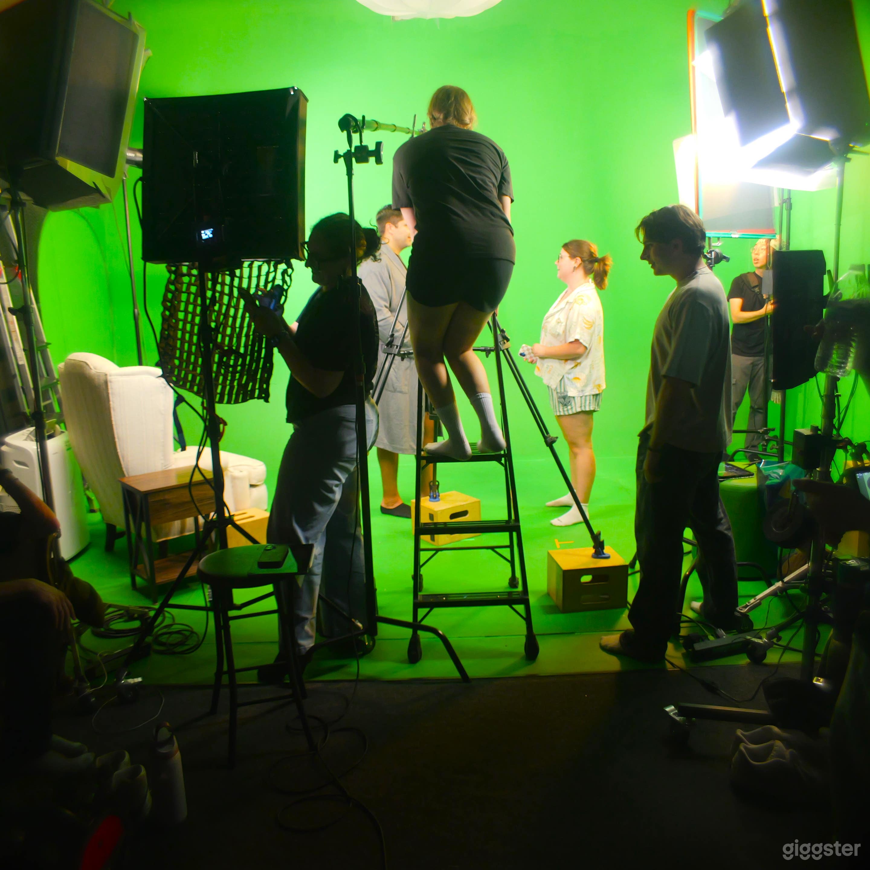 Foto di Palco Studio Pre-Illuminato, Fonoisolato, Suono da Studio - Schermo Verde Cyc 1