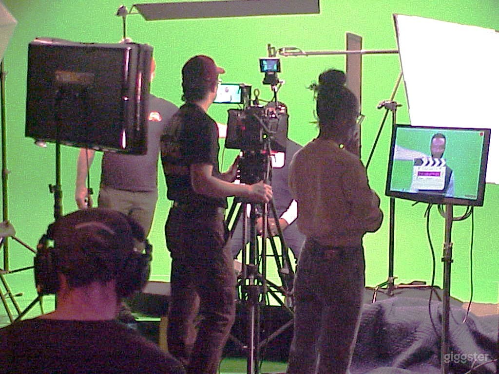 Pre-Lit-Sound-Proof Green Screen Studio / Sound Stage Photo 2