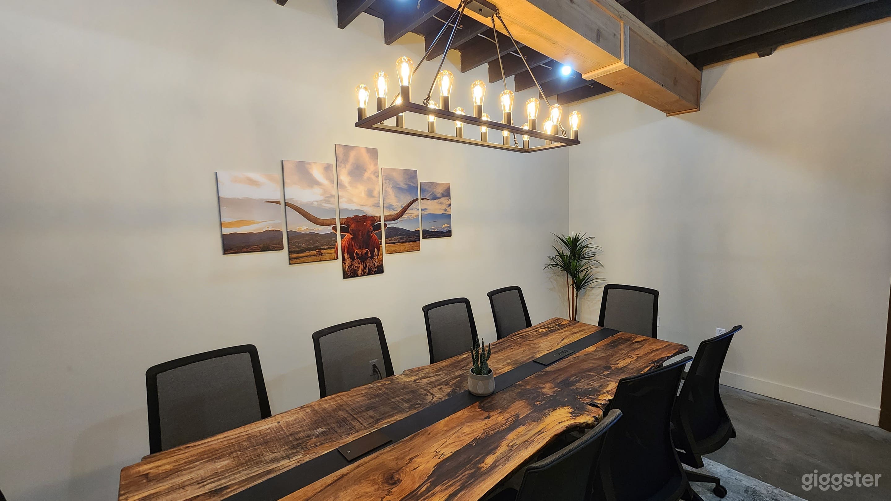 Western Room Photo 4