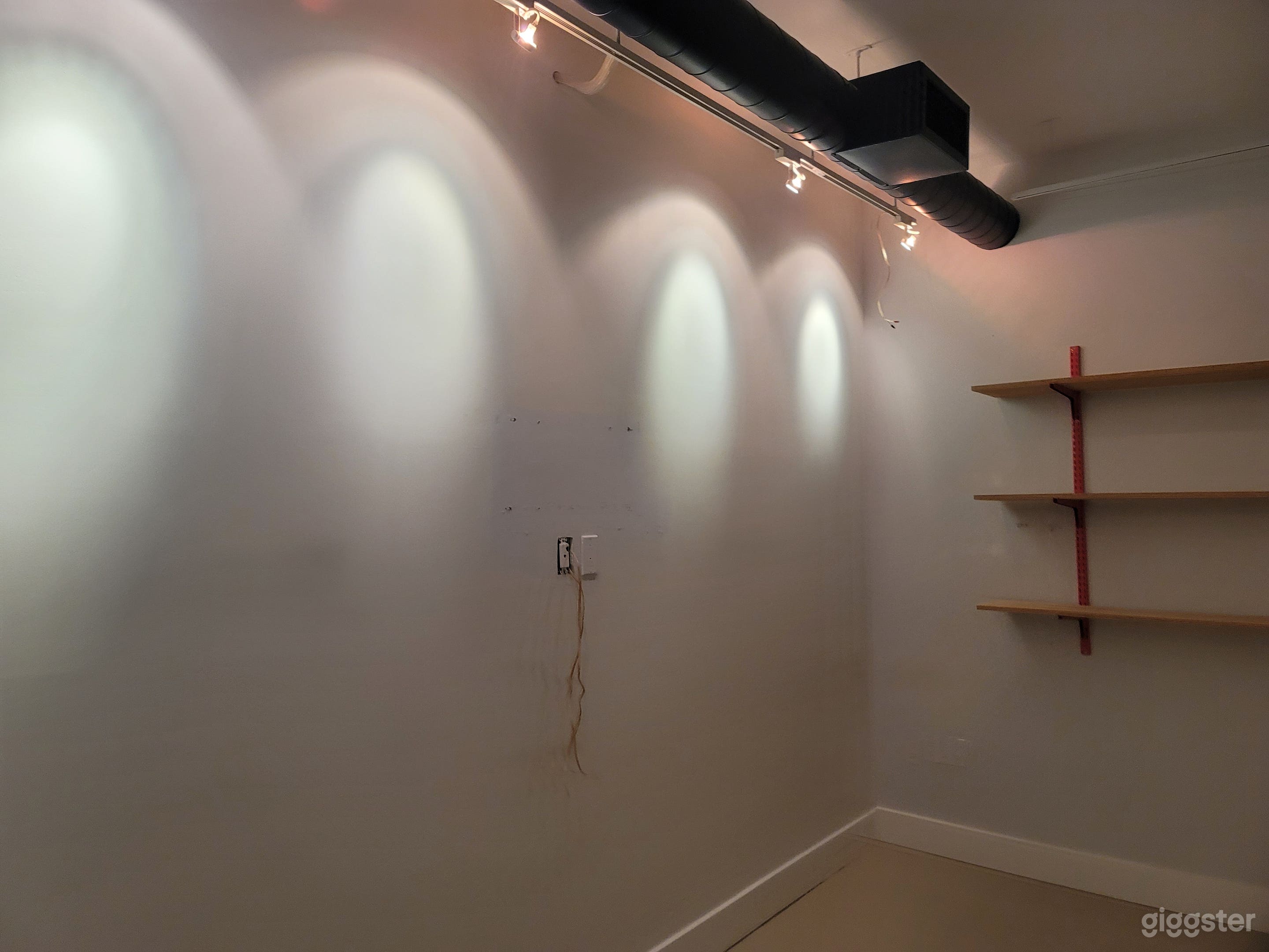 DUNDAS WEST STUDIO EVENING Photo 4