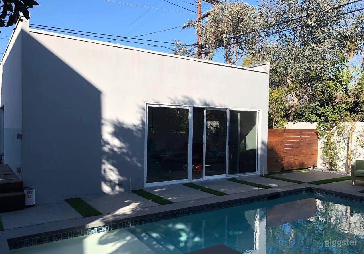 Pool in a Modern House Photo 4