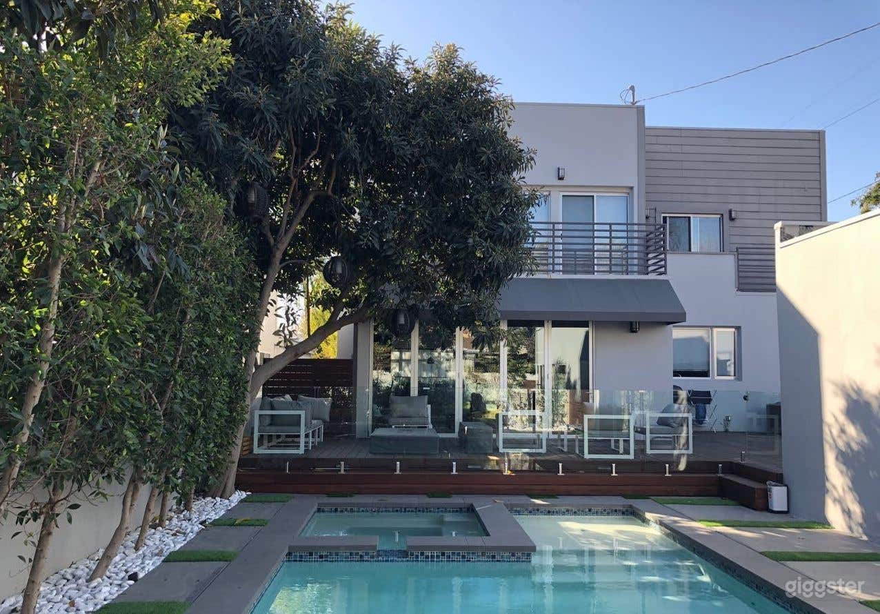 Pool in a Modern House Photo 3