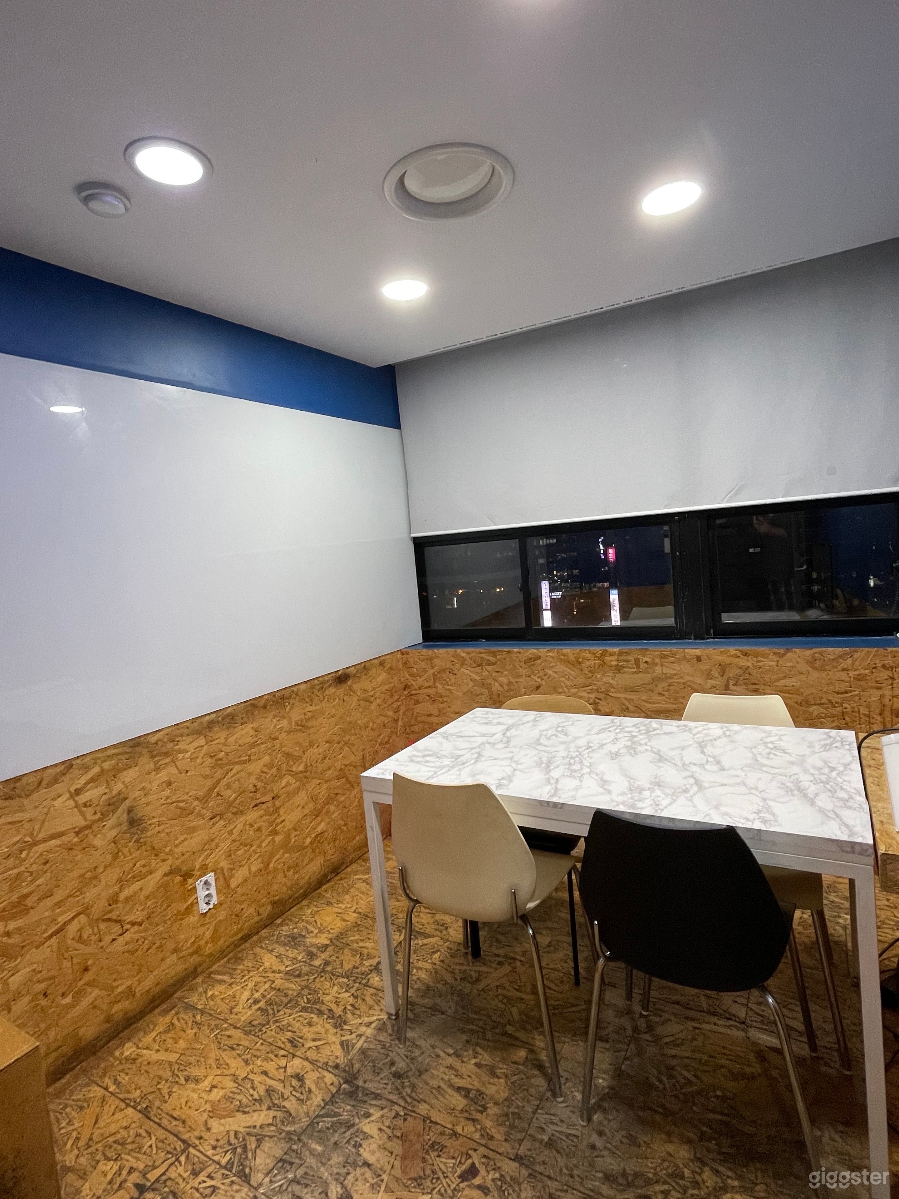Simple Meeting Room Photo 2